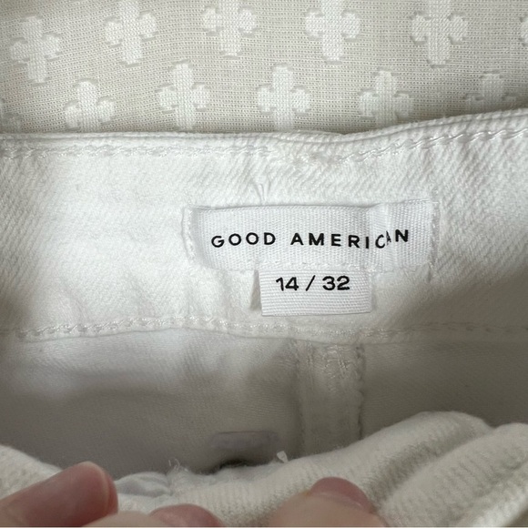 Good American White The Bombshell Denim Shorts - Picture 3 of 7